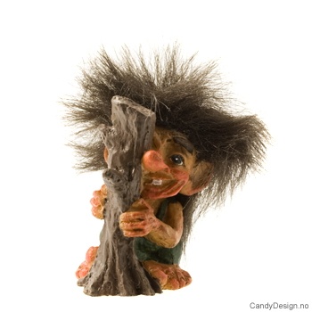 Trollgutt bak tre