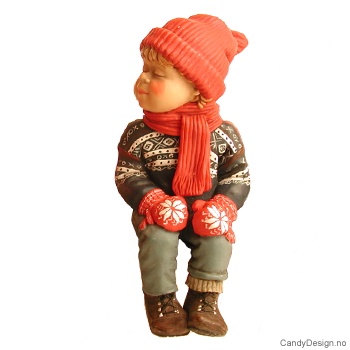 Vinterbarn sittende på kant - Kyssende gutt