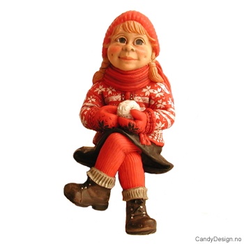 Vinterbarn sittende på kant - Pike med snøball