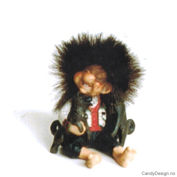 Bunadstroll  Trollgutt med to hunder