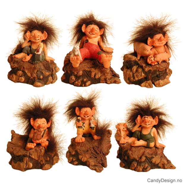 Troll sittende på rot