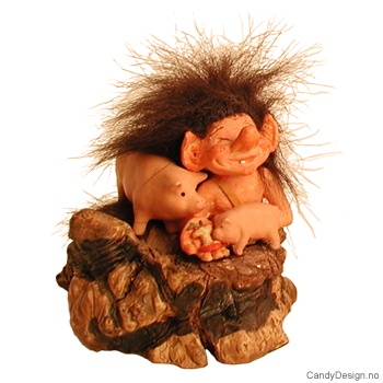 Troll sittende på rot