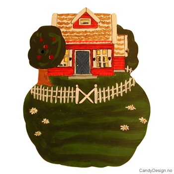 Stort rødt hus med gjerde