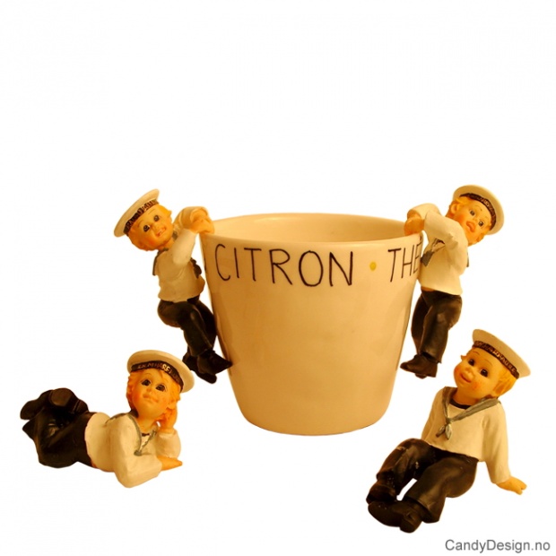 Marinegutter som henger og sitter