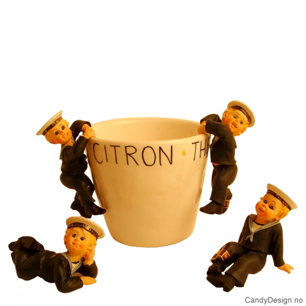 Marinegutter som henger og sitter