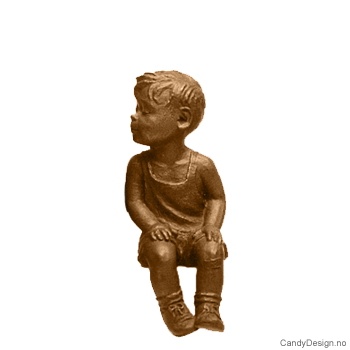 Kantsittende barn i bronse - Gutt med hendene i fanget