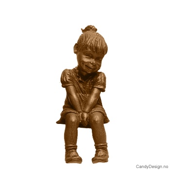 Kantsittende barn i bronse - Genert jente