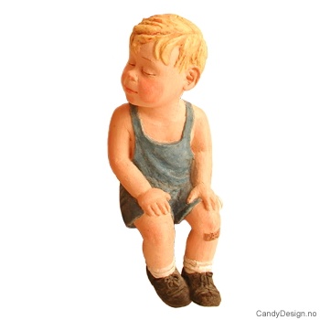 Sommerbarn sittende på kant - Gutt med hendene i fanget