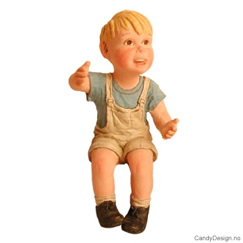 Sommerbarn sittende på kant - Gutt, skrytende