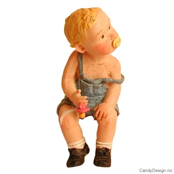 Sommerbarn sittende på kant - Liten gutt