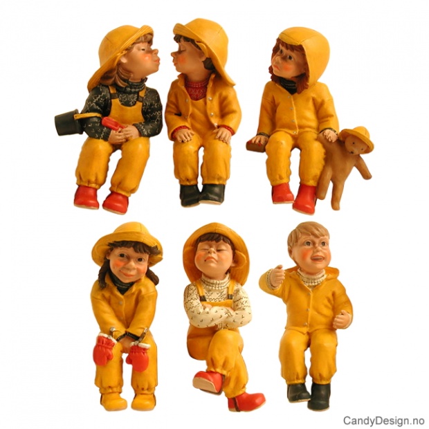 Sittende barn med regntøy assortert