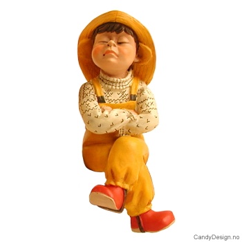 Sittende barn med regntøy - Gutt med armene i kors