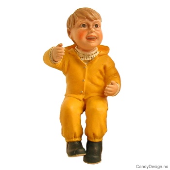 Sittende barn med regntøy - Gutt, skrytende