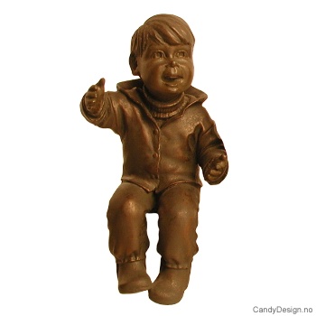 Regntøybarn i bronse - Gutt, skrytende