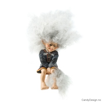 Kantsittende troll med genser - Jente med hendene i fanget