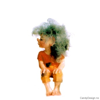 Trollbarn sittende på kant - Trollgutt med hendene i fanget