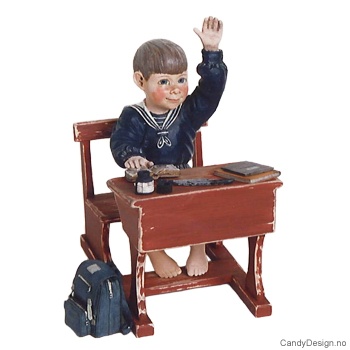 Skolebarn - Gutt i matrosdress med pult