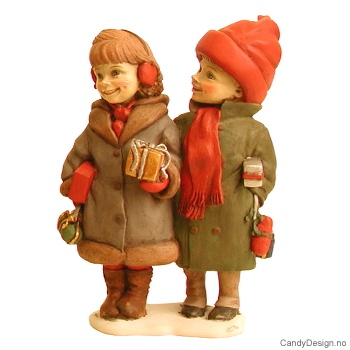 To barn med kåpe  På handletur gutt/pike