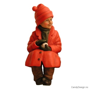 Gutt sittende med snøball