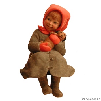 Pike sittende med bamse