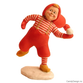 Danske nisser stående - Nissegutt med snøball i venstre hånd mot høyre