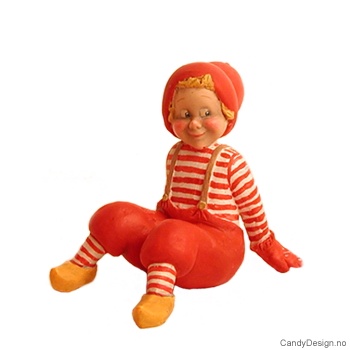 Nissegutt sittende med armene bak