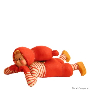 Nissegutt liggende på magen