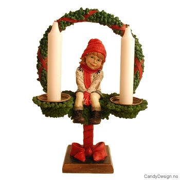 Vinterjente i krans med to lys