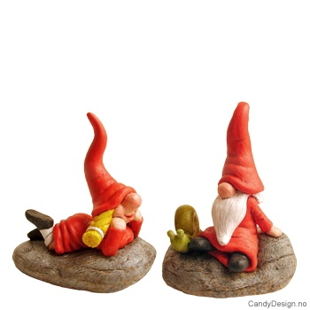Små røde nisse figurer på stein assortert