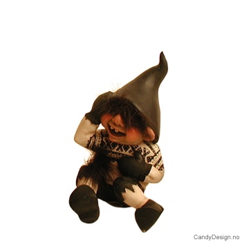 Troll sittende med hånd til hode med hvit genser