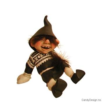 Troll sittende med armene bak ryggen sort genser