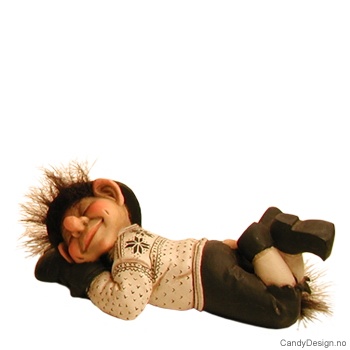 Troll liggende med hvit genser