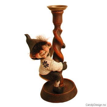 Troll hengende rundt stang med hvit genser m/sort ser mot venstre