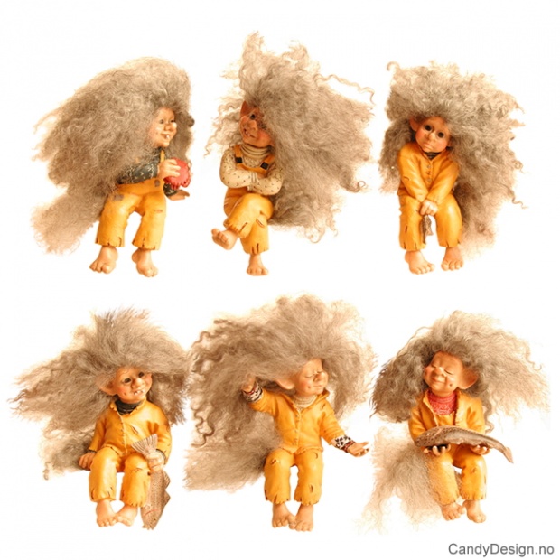 Troll i regntøy sittende på kant