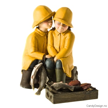 Doble barn fra fisketur - Sittende på kasse m/fiskekasse