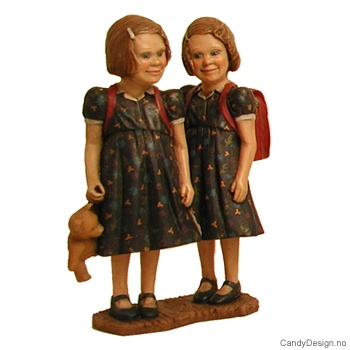 Tvillingfigurer - Piker i blåblomstrete kjole