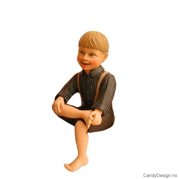 Carl Larsson små sittende figurer - Gutt med fot over kne