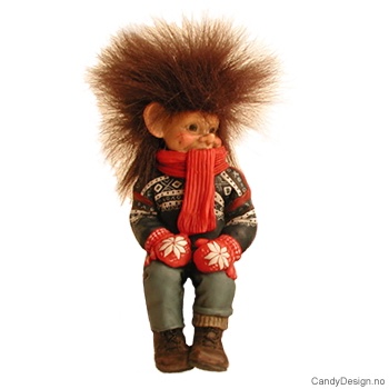 Kantsittende vintertroll - Trollgutt med hendene i fanget