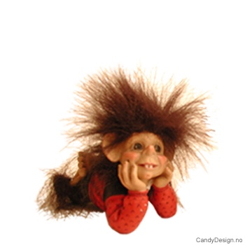 Medium troll liggende og sittende på kant - Liggende trollpike med rød genser