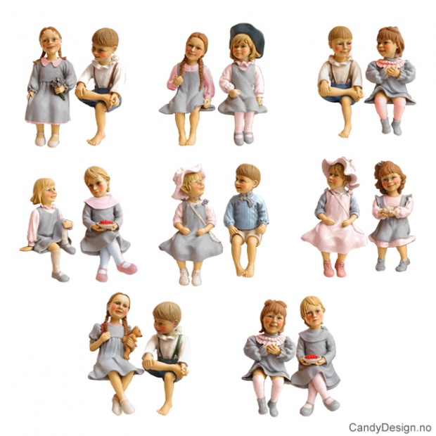 Små Carl Larsson barne figurer sittende på kant - assortert