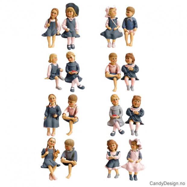 Små Carl Larsson barne figurer sittende på kant assortert