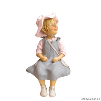 Små Carl Larsson barne figur sittende på kant - Pike i blå  kjole, buet hatt