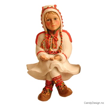 Same pike med hender frem i hvit