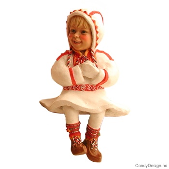 Same pike med hender mot bryst i hvit