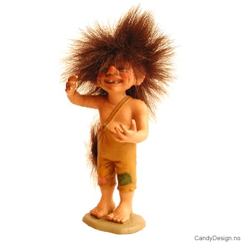 Stående medium troll uten genser - Skrytende trollgutt