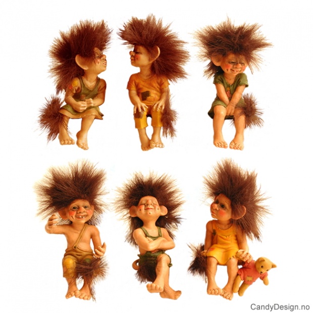 Medium troll med genser sittende på kant assortert