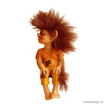 Medium troll med genser sittende på kant - Kyssende trollgutt