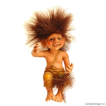 Medium troll med genser sittende på kant - Skrytende trollgutt