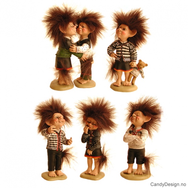 Små stående troll med genser