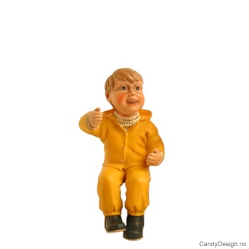 Barnehagebarn sittende på kant